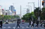ATravessando a avenida mais larga do mundo, a famosa 9 de Julio, em Buenos Aires, capital da Argentina